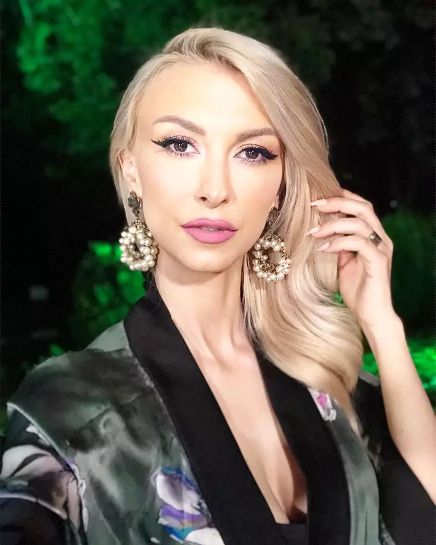 Organizare ca la carte: Andreea Bălan merge cu dulapul mobil la concerte! Dressingul e plin cu ținute de scenă