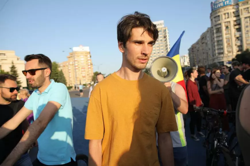 Protest al artiștilor în Piața Victoriei. Sute de oameni condamnă concedierile masive din teatre. Mihai Călin: „Va fi jale din septembrie încolo. Sunt spectacole care nu se pot juca” | FOTO/VIDEO