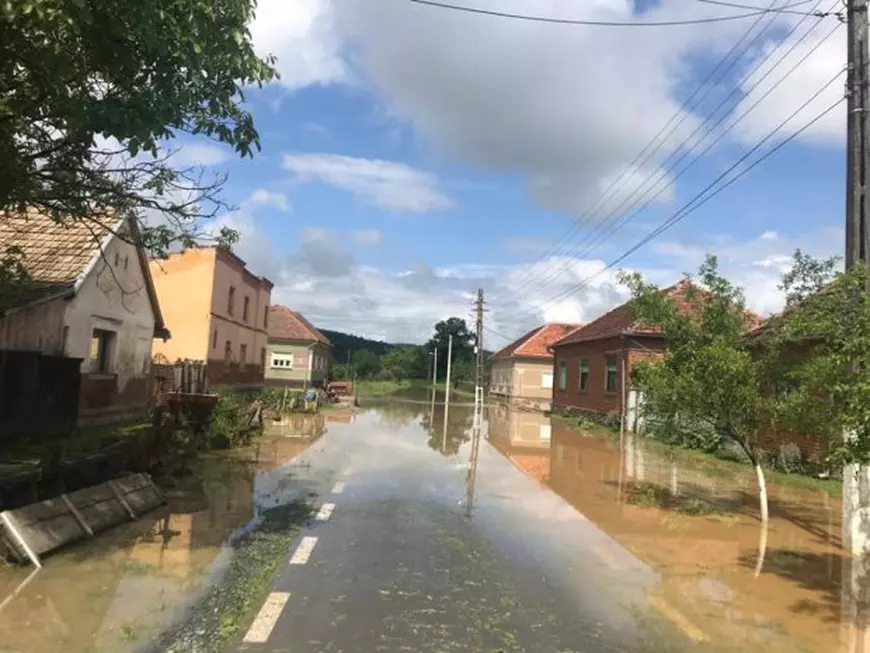 FOTO Cinci județe din România devastate de inundații. Trei morți, un dispărut și sute de gospodării inundate