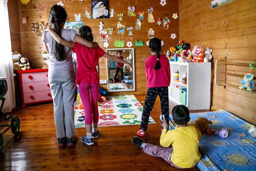 VIDEO / Copiii unui Dumnezeu mai singur. Șansa celor fără de șansă: la Singureni, Giurgiu, copiii declarați cauze pierdute de sistem sunt recuperați pentru viață și pentru societate