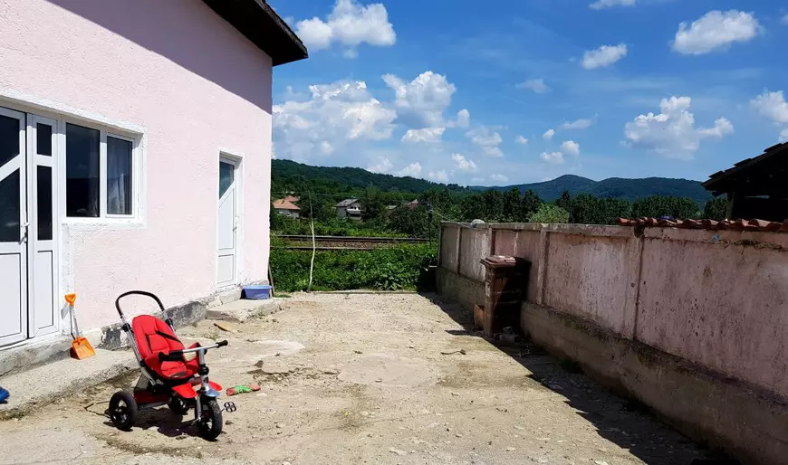 The story unwrapped “without fear or favor” about the Romanian family The New York Times has used to attack Trump. «Baby Constantin»’s father has been convicted twice in France and he is under investigation for a violent crime in Râmnicu-Vâlcea. The mother stated she had been abusively sterilised in Romania, although her consent is filed at the County Hospital