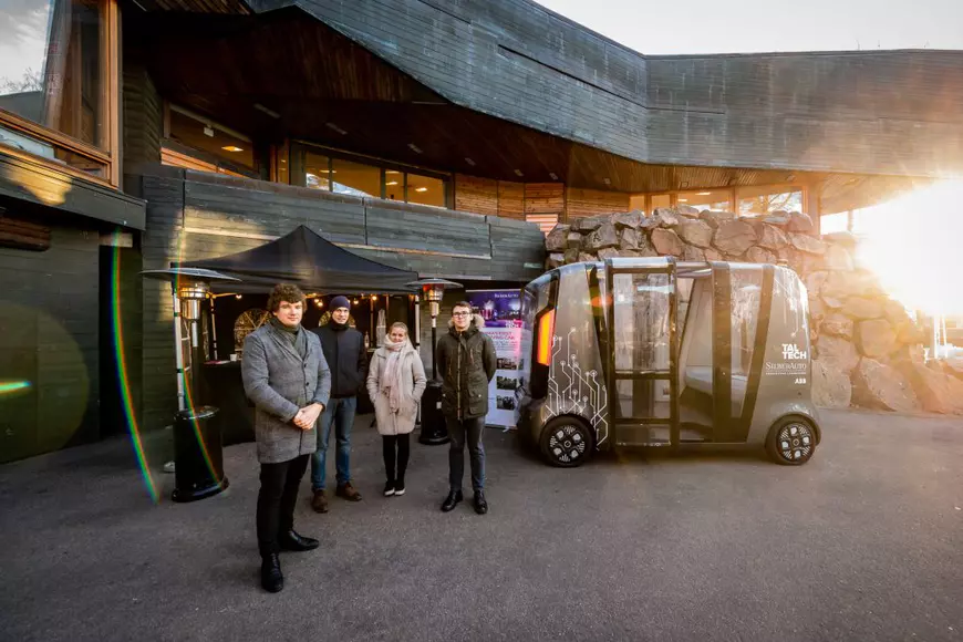 VIDEO | Microbuzul fără șofer și curierii-roboți, invențiile viitorului în Estonia de astăzi! Experiență SF în campusul Universității Tehnice. CORESPONDENȚĂ DIN TALLINN (3)