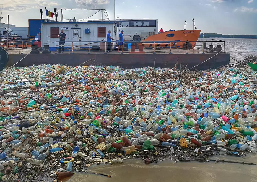 Dunărea este plină de gunoaie la Galați. Oamenii semnalează, cu imagini, că „plânge Dunărea”, dar autoritățile susțin că problema a fost rezolvată!