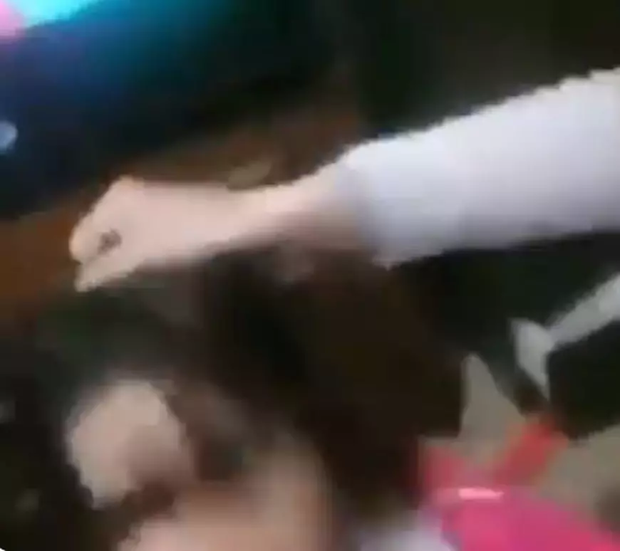 S-a filmat în timp ce-și bătea fetița. "Uite ce îi fac pentru că nu o iubesc" | VIDEO