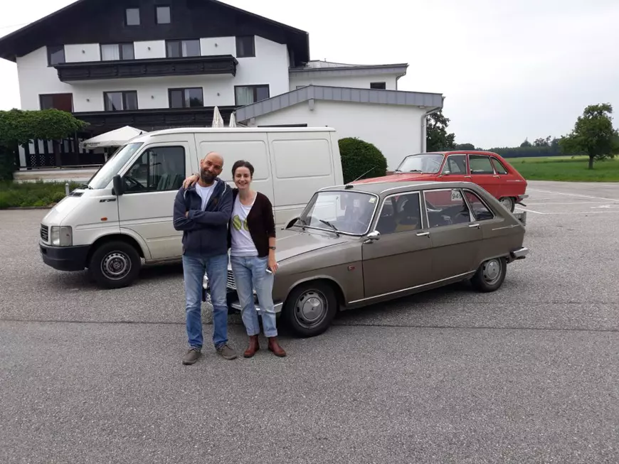 Cele trei mașini ale expediției românești, în parcarea pensiunii din Austria unde am înnoptat la dus.