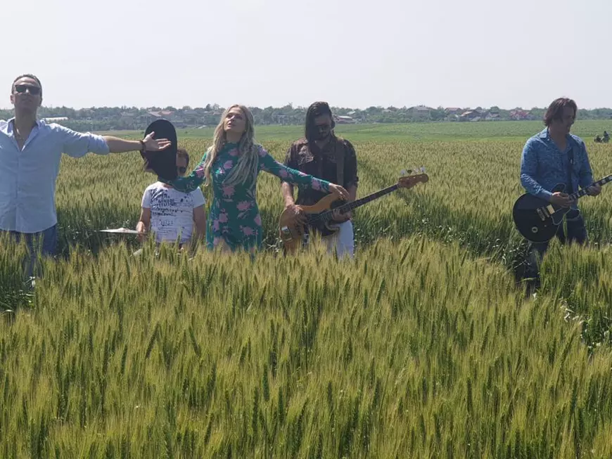 Direcția 5 a închiriat un lan de grâu pentru noul videoclip. Trupa a plătit spicele culcate la pământ!