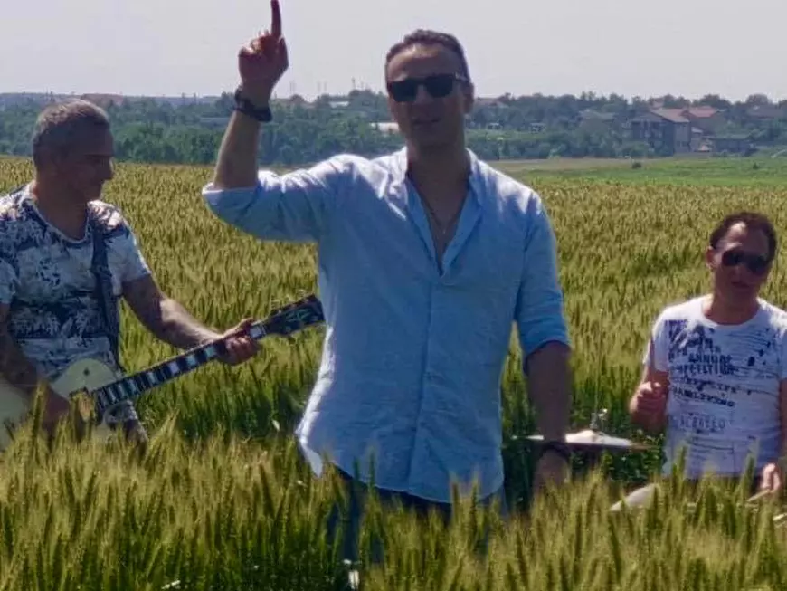 Direcția 5 a închiriat un lan de grâu pentru noul videoclip. Trupa a plătit spicele culcate la pământ!