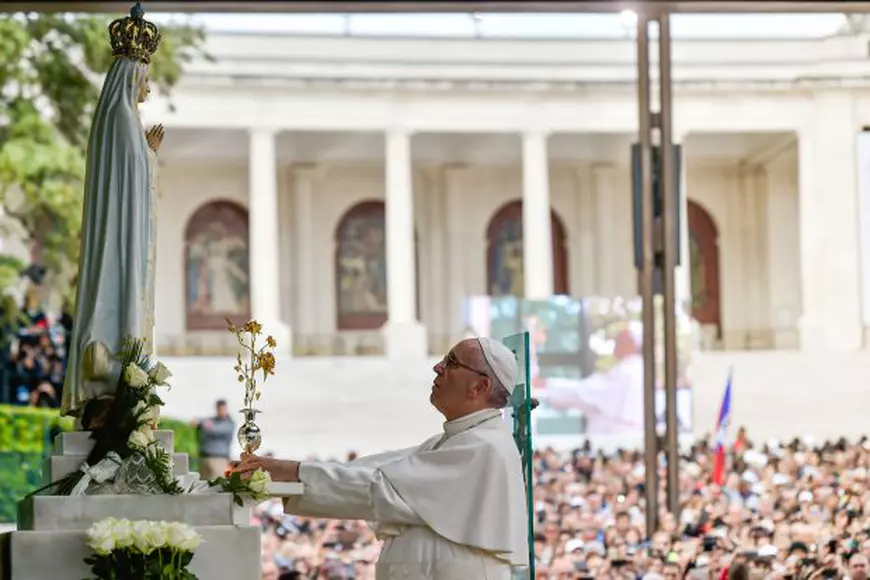 FOTO | Papa Francisc a oferit Trandafirul de aur Sanctuarului Fecioarei Maria de la Şumuleu Ciuc