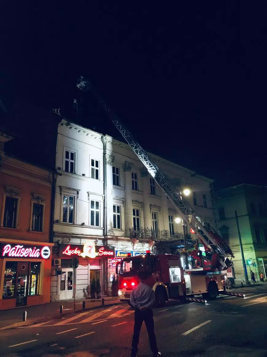 Hornul unei clădiri vechi s-a prăbușit peste o mașină, în centrul Aradului. Imobilul este monument istoric