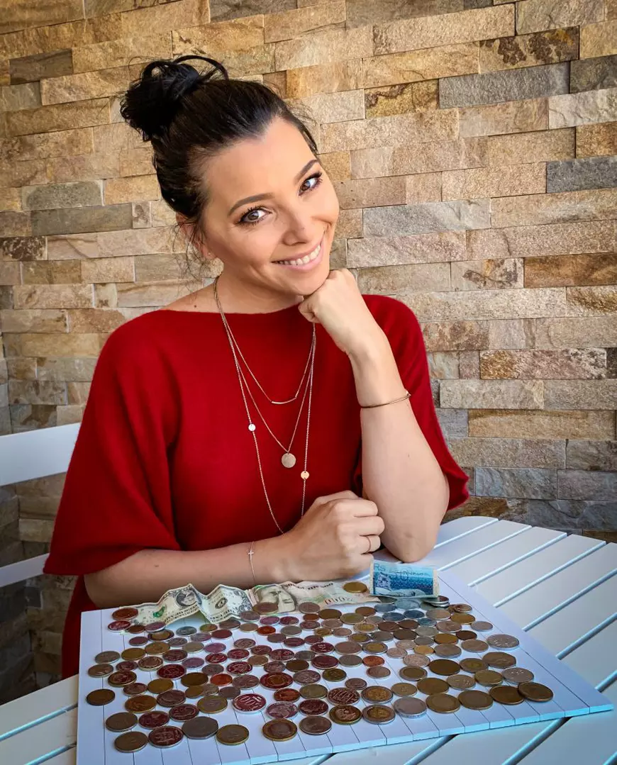 Corina Caragea strânge bani pe post de amintiri. Are monede și bancnote din toate țările vizitate!