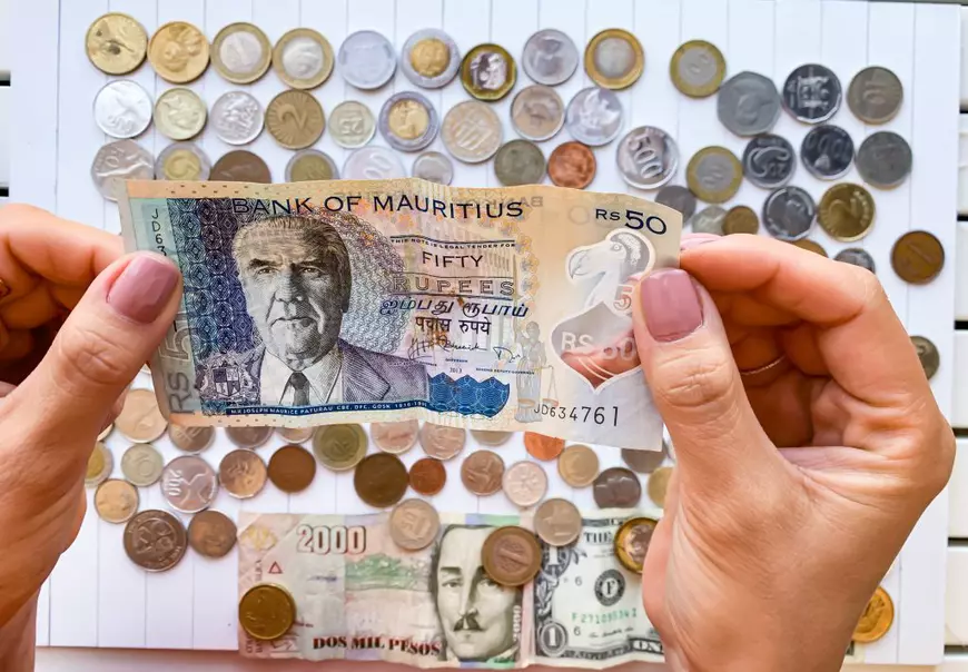 Corina Caragea strânge bani pe post de amintiri. Are monede și bancnote din toate țările vizitate!