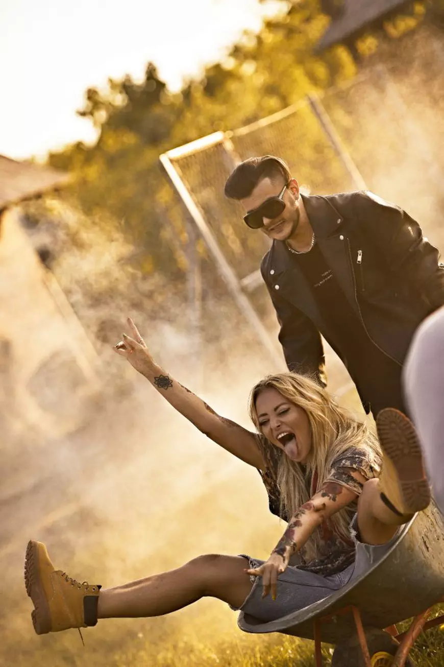 Delia, surprinsă într-o ipostază neașteptată, în noul ei clip, „Vreau la țară”