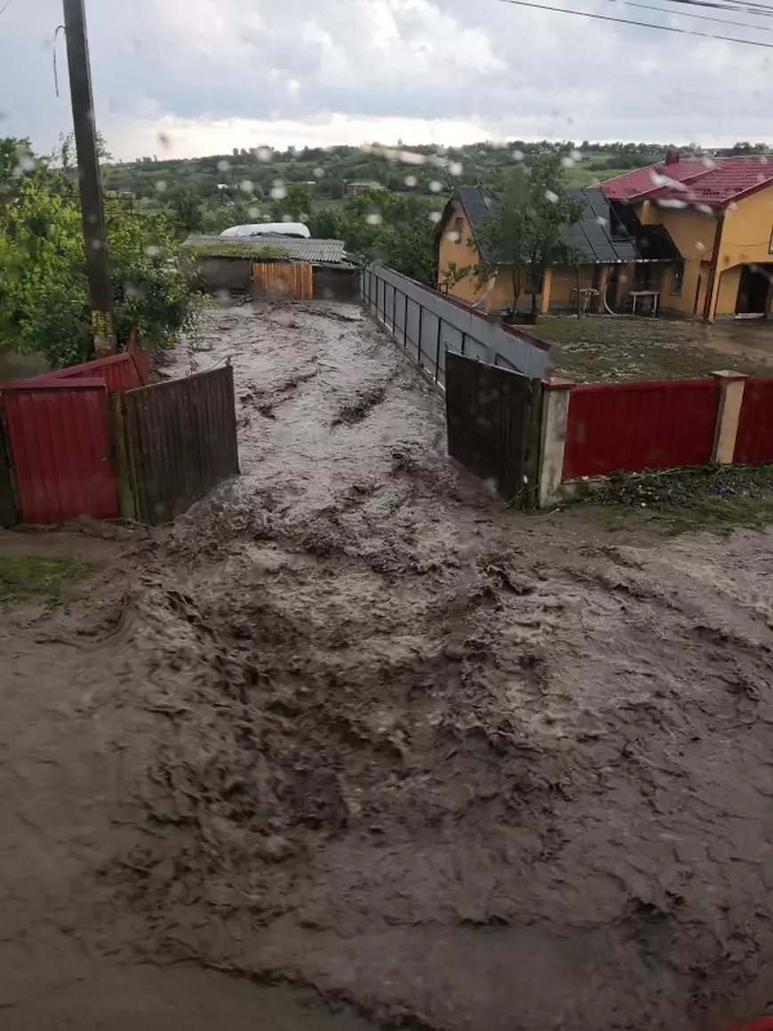 Inundații de proporții în Botoșani. O femeie și un copil de 5 ani, izolați de ape. Tractorist, luat de viitură / FOTO&VIDEO