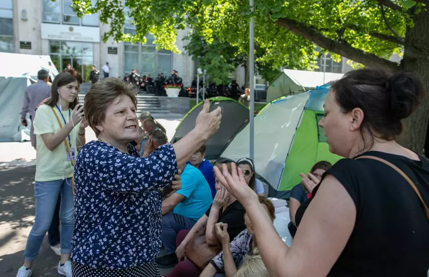 CORESPONDENȚĂ DIN CHIȘINĂU/ În fața unei crize politice fără precedent, moldovenii încearcă să-și păstreze măcar simțul umorului. Gluma străzii: „Avem două Guverne, în caz că unul se strică”