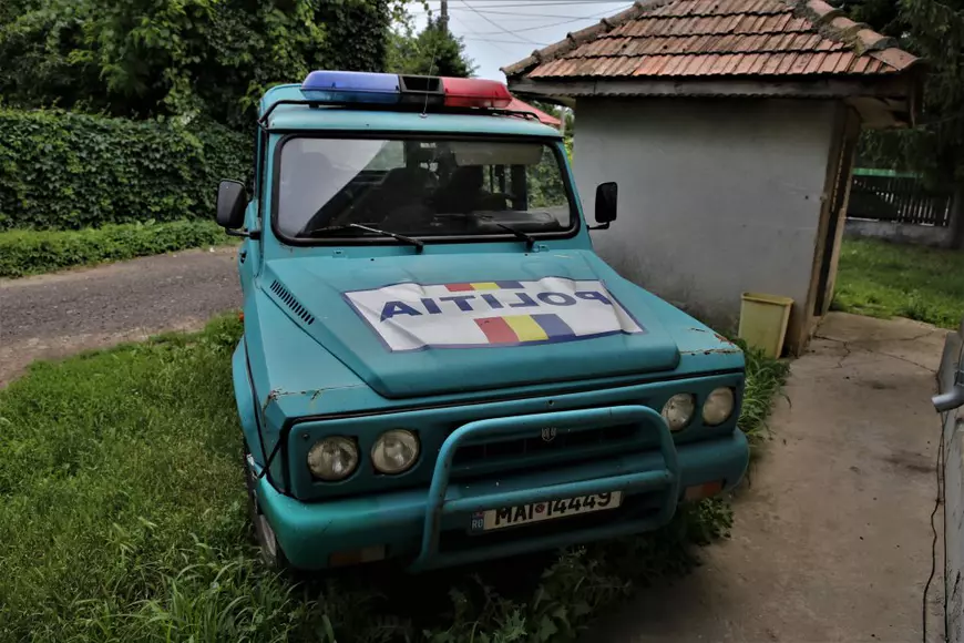 Poliția are mașini atât de vechi, că trebuiau casate de două ori! Poliţiştii încă pleacă în misiuni cu Dacii 1310, Solenza şi autospeciale ARO fabricate în anii ’90!