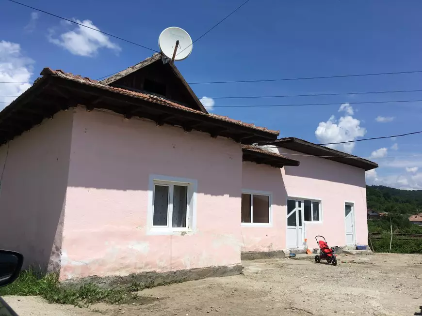 The story unwrapped “without fear or favor” about the Romanian family The New York Times has used to attack Trump. «Baby Constantin»’s father has been convicted twice in France and he is under investigation for a violent crime in Râmnicu-Vâlcea. The mother stated she had been abusively sterilised in Romania, although her consent is filed at the County Hospital