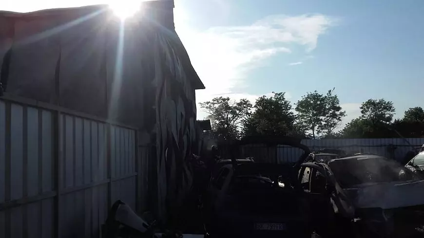 FOTO / Incendiu la un service auto din Adjud. Nouă autoturisme au fost distruse