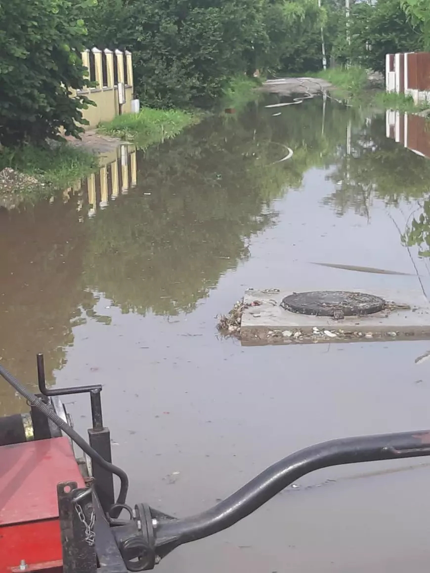 Ploile torențiale au făcut din nou prăpăd în țară. Gospodării și străzi inundate, drumuri blocate de ape