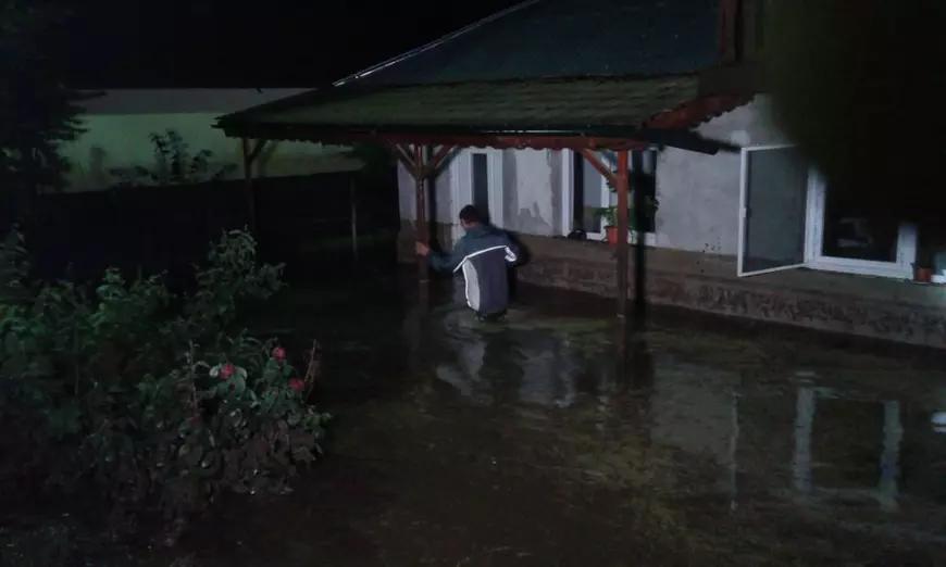 Pagube după ploile torențiale în București și în 10 județe. Zeci de locuințe au fost inundate