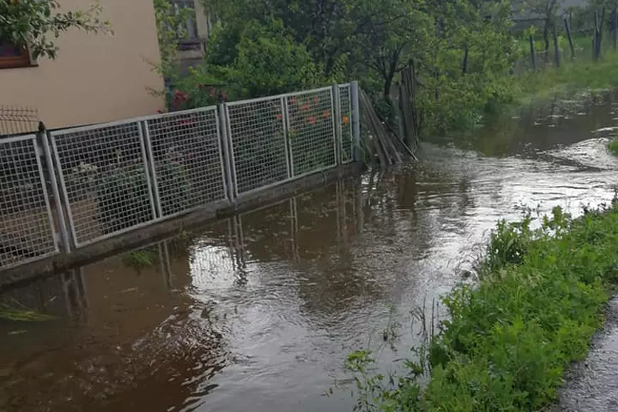 Pagube după ploile torențiale în București și în 10 județe. Zeci de locuințe au fost inundate