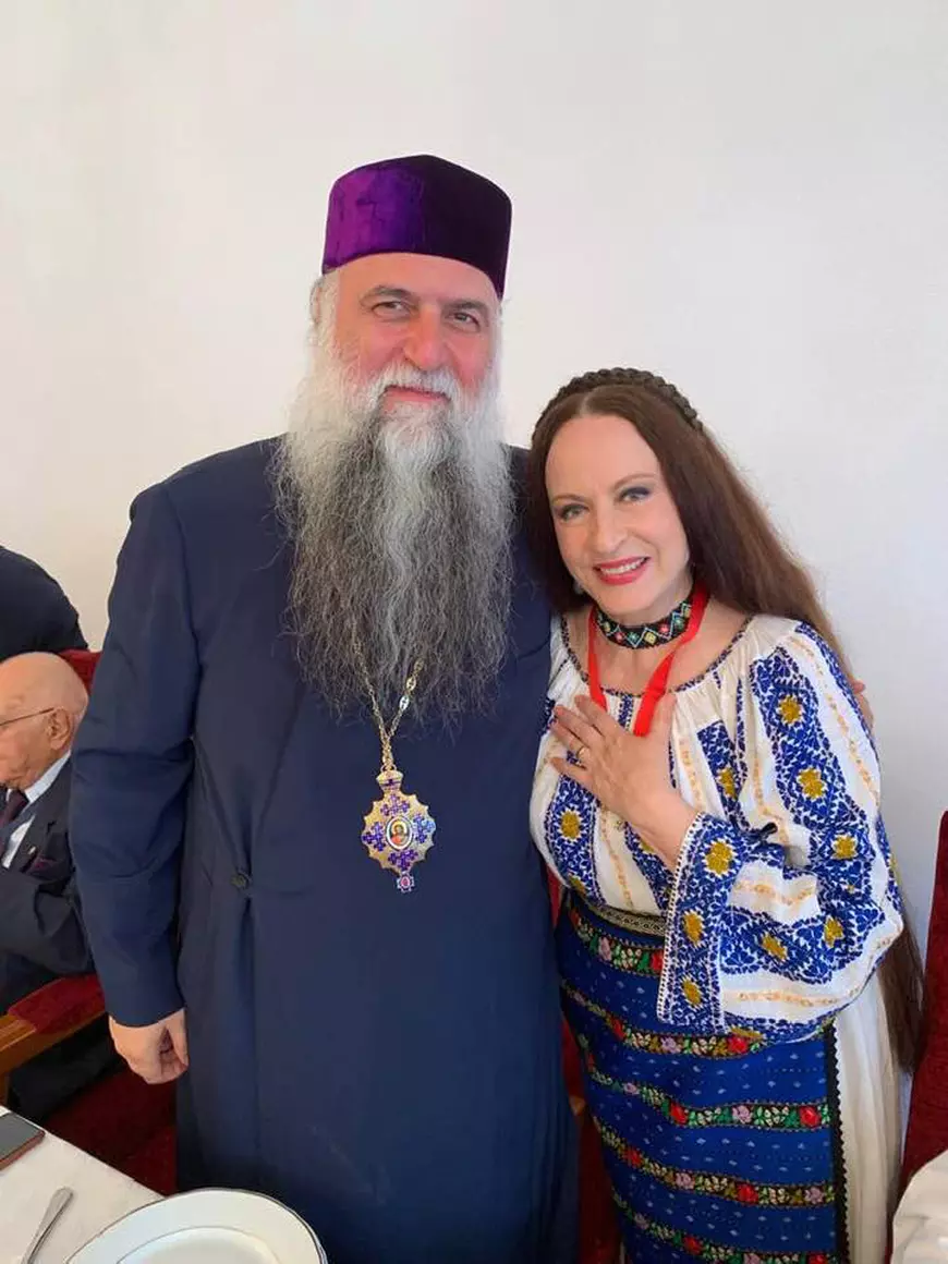Maria Dragomiroiu, decorată de biserică! Cântăreața de muzică populară a primit Crucea Râmnicului de la arhiepiscopia din orașul natal