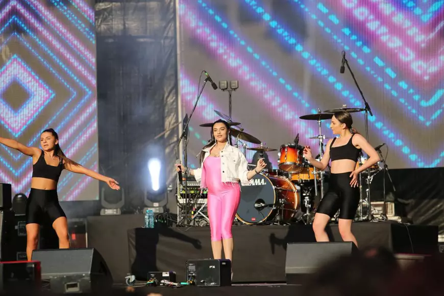 Karmen, fiica lui Adrian Minune, are concerte, deși este însărcinată. Cum arată cântăreața în al treilea trimestru de sarcină / FOTO