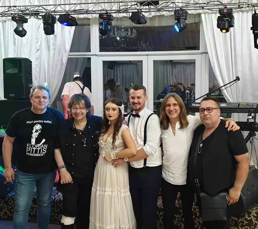 Leo Iorga a cântat între două operații! Solistul s-a reîntors acum la clinica din Germania