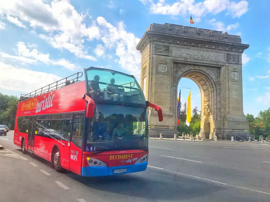 Linia turistică Bucharest City Tour s-a relansat astăzi! Patru autobuze double-decker pentru turul orașului