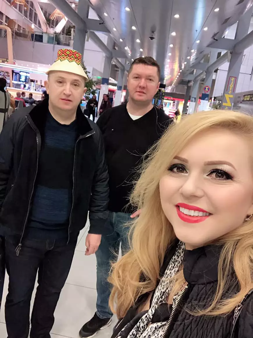 Adevărat moroșan! Lui Lupu Rednic nu-i lipsește clopul de pe cap oriunde se duce în lume