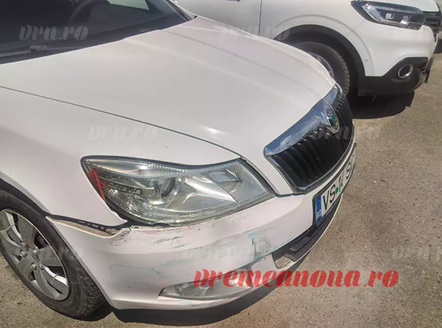 Angajați ai ISU Vaslui, păgubiți de un șofer neatent. Accidentul a avut loc chiar în curtea inspectoratului