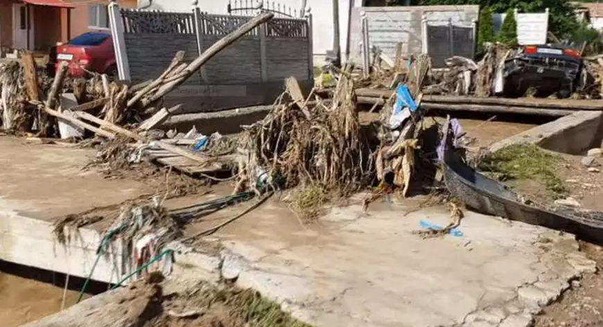 FOTO Cinci județe din România devastate de inundații. Trei morți, un dispărut și sute de gospodării inundate