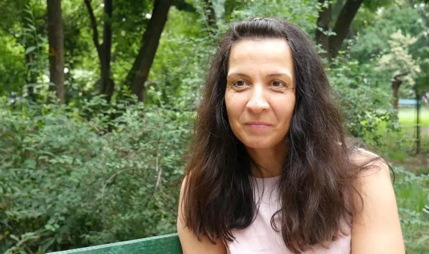 VIDEO/ Și-a pierdut socrii și soțul într-un singur an: „Copiii m-au întrebat: «mami, tu n-o să mori, nu?»” O asociație oferă programe pentru a alina durerea văduvelor