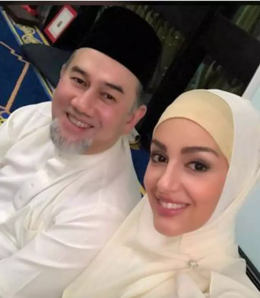 Fosta miss Rusia Oksana Voevodina, soția regelui Malaeziei, a devenit mămică pentru prima oară