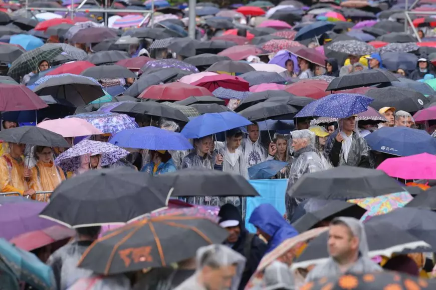 FOTO & VIDEO | Papa Francisc, discurs în fața celor 150.000 de credincioși, la Palatul Culturii din Iași. „Papa se simte acasă între voi”. Suveranul Pontif a citat din Mihai Eminescu