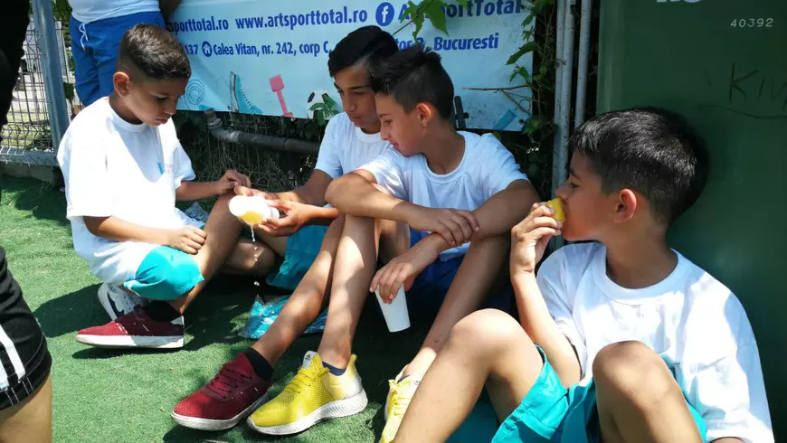 Fotbal și prăjituri. Ionel Ganea a dat startul la Cupa Șansa Ta, pentru copii din centrele de plasament