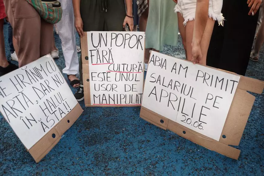 Protest al artiștilor în Piața Victoriei. Sute de oameni condamnă concedierile masive din teatre. Mihai Călin: „Va fi jale din septembrie încolo. Sunt spectacole care nu se pot juca” | FOTO/VIDEO