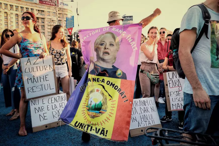 Protest al artiștilor în Piața Victoriei. Sute de oameni condamnă concedierile masive din teatre. Mihai Călin: „Va fi jale din septembrie încolo. Sunt spectacole care nu se pot juca” | FOTO/VIDEO