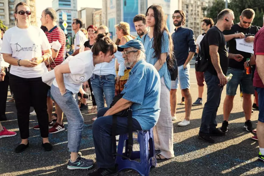 Protest al artiștilor în Piața Victoriei. Sute de oameni condamnă concedierile masive din teatre. Mihai Călin: „Va fi jale din septembrie încolo. Sunt spectacole care nu se pot juca” | FOTO/VIDEO