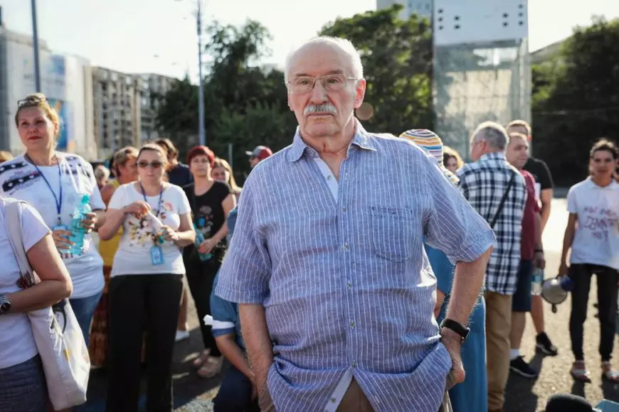 Protest al artiștilor în Piața Victoriei. Sute de oameni condamnă concedierile masive din teatre. Mihai Călin: „Va fi jale din septembrie încolo. Sunt spectacole care nu se pot juca” | FOTO/VIDEO