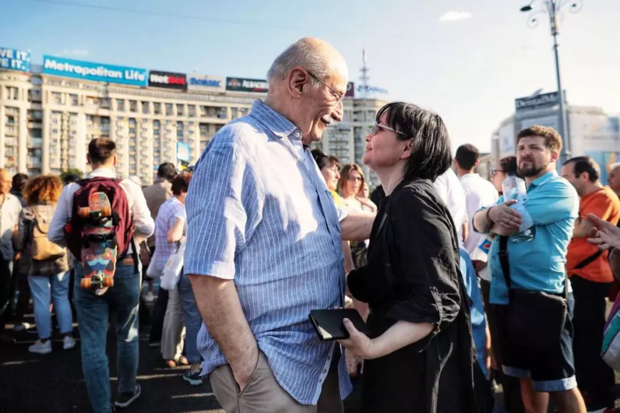 Protest al artiștilor în Piața Victoriei. Sute de oameni condamnă concedierile masive din teatre. Mihai Călin: „Va fi jale din septembrie încolo. Sunt spectacole care nu se pot juca” | FOTO/VIDEO