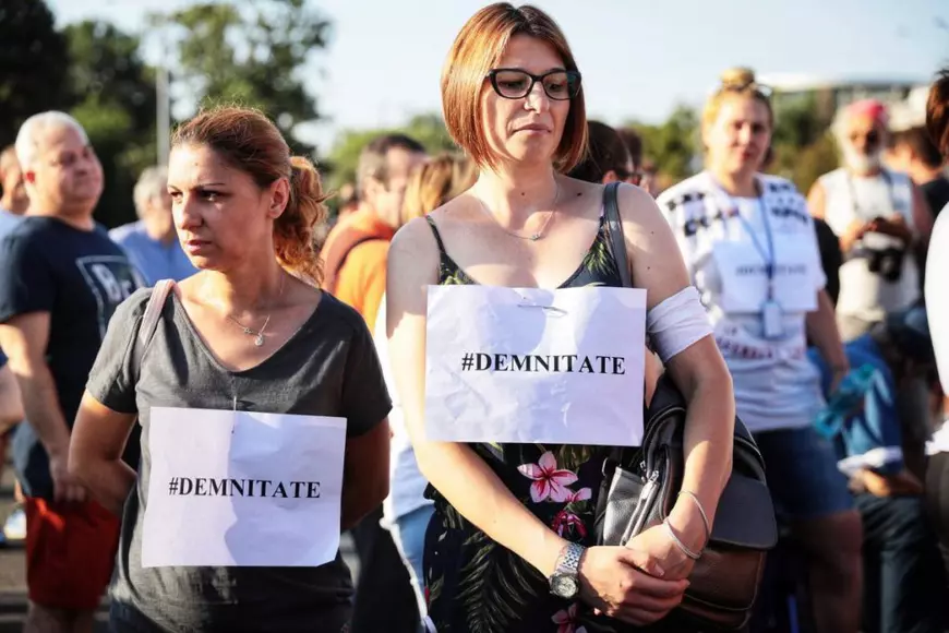 Protest al artiștilor în Piața Victoriei. Sute de oameni condamnă concedierile masive din teatre. Mihai Călin: „Va fi jale din septembrie încolo. Sunt spectacole care nu se pot juca” | FOTO/VIDEO