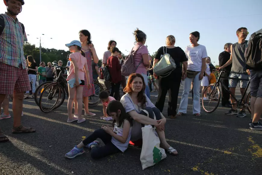Protest al artiștilor în Piața Victoriei. Sute de oameni condamnă concedierile masive din teatre. Mihai Călin: „Va fi jale din septembrie încolo. Sunt spectacole care nu se pot juca” | FOTO/VIDEO