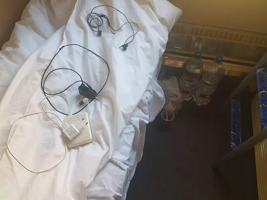 Cum s-a pregătit un român pentru o călătorie de 12 ore cu trenul. ”Mi-am luat 4 litri de apă, o baterie externă, încărcătoare și mâncare pentru 24 de ore”. Au trecut 20 de ore de când e pe drum