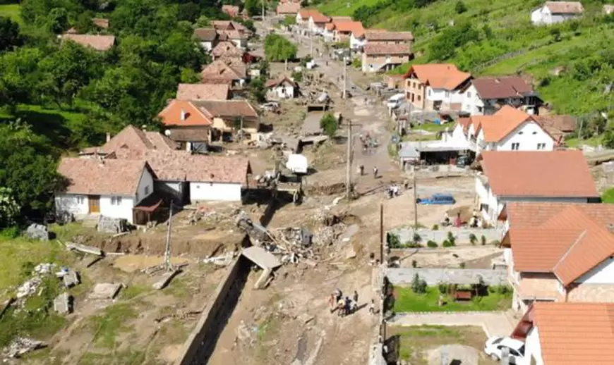 FOTO/ Inundațiile au făcut prăpăd în Alba, cu drumuri blocate de noroaie și mașini răsturnate de viitură. Imaginile dezastrului