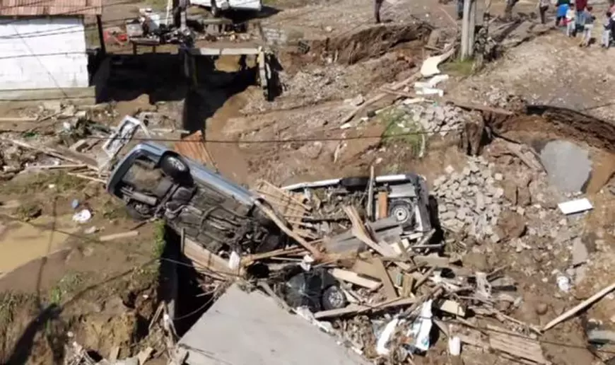 FOTO/ Inundațiile au făcut prăpăd în Alba, cu drumuri blocate de noroaie și mașini răsturnate de viitură. Imaginile dezastrului