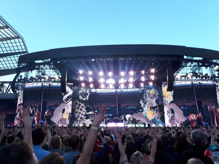 VIDEO/ Bon Jovi vine la București cu cel mai tare show din lume, dar și cu salonul de masaj, bucătăria și croitoria proprii!