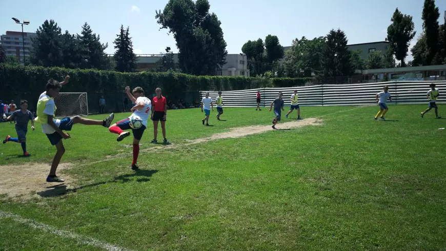 Fotbal și prăjituri. Ionel Ganea a dat startul la Cupa Șansa Ta, pentru copii din centrele de plasament