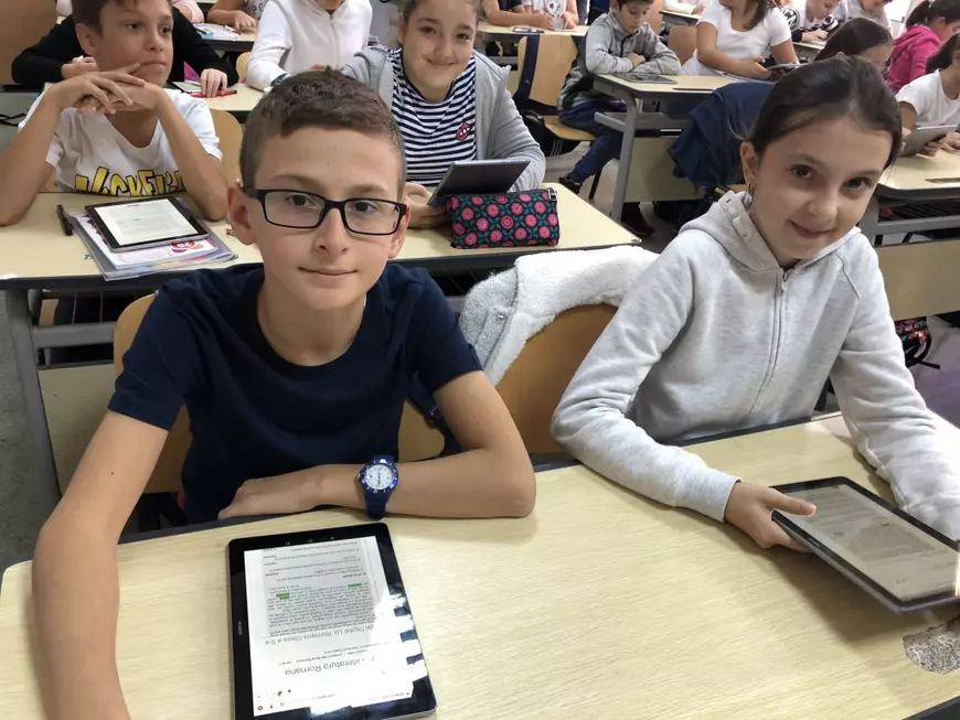 „Școala din valiză” aduce educația digitală în școlile din mediul rural 