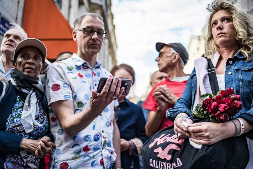 FOTO | Prima slujbă în Catedrala Notre-Dame a fost oficiată de preoți cu căști de protecție pe cap