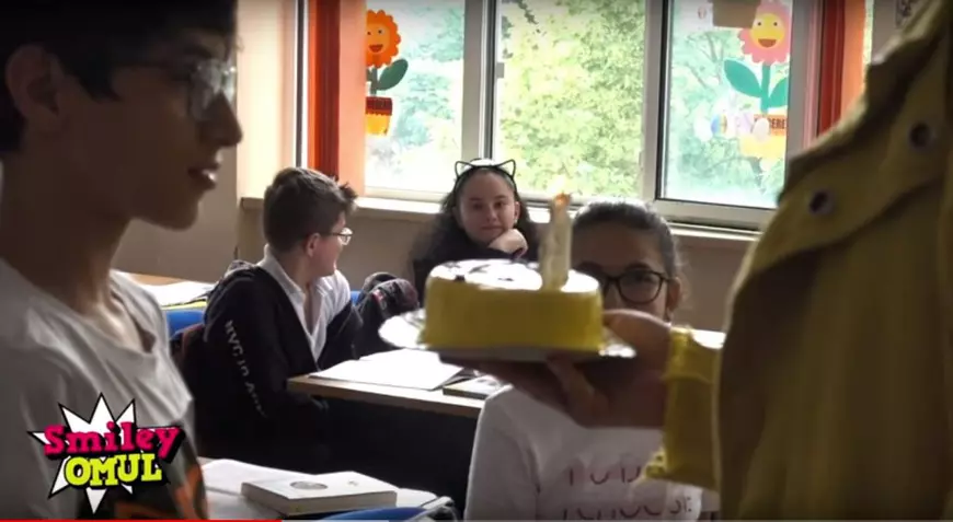 Smiley i-a urat „La mulți ani” unui copil cu probleme, terorizat de colegi. Artistul a ținut un discurs despre bullying în fața clasei, la o școală din Rahova